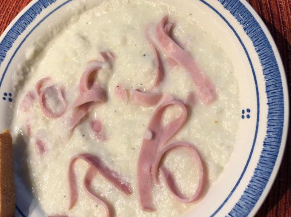 Mairübchensuppe mit Ziegenfrischkäse und Kochschinkenstreifen