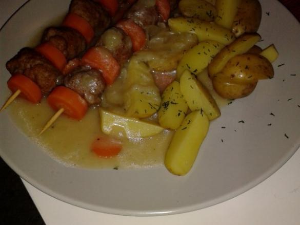 Möhren-Bratwurst-Spieße