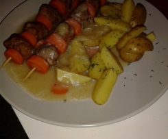 Möhren-Bratwurst-Spieße