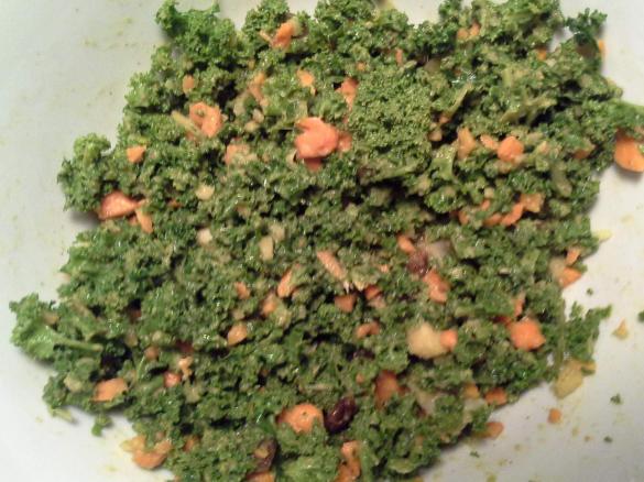 Grünkohlsalat mit fruchtig-pikanter veganer Salatsauce