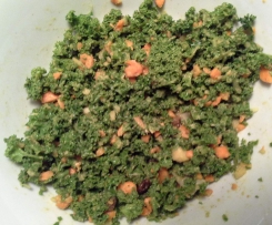 Grünkohlsalat mit fruchtig-pikanter veganer Salatsauce