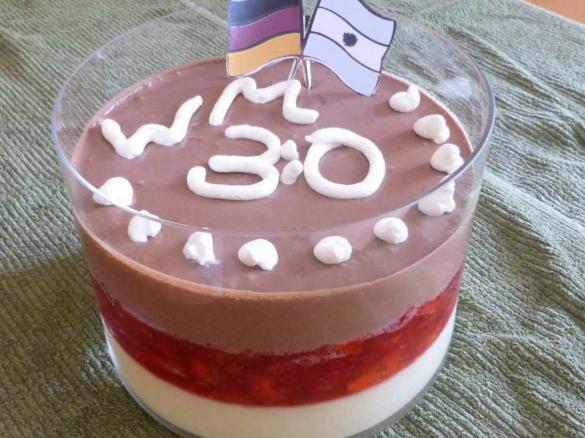Weltmeister WM, Europameister EM Dessert - Vanillepudding, frische Erdbeeren und Mousse au Chocolat