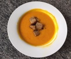 exotische Kürbissuppe mit roter Currypaste, Kokosmilch und Aprikosenmarmelade