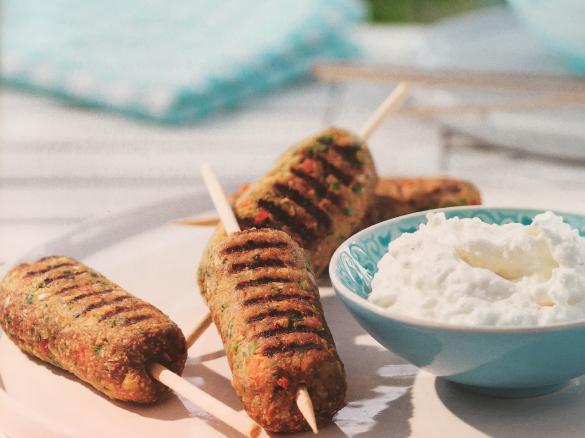 Cevapcici aus Lammfleisch mit Feta Dip