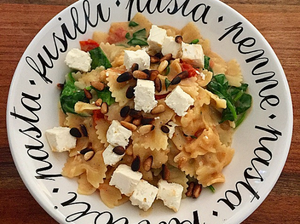 One Pot Pasta mit Spinat, Fetakäse und gerösteten Pinienkernen