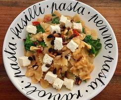 One Pot Pasta mit Spinat, Fetakäse und gerösteten Pinienkernen