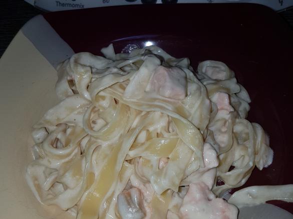 Bandnudeln in Lachs-Sahne-Soße