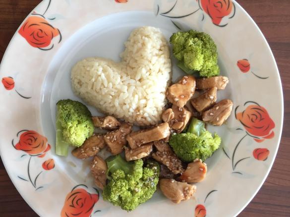 Hähnchen in Honig-Sesam-Sauce mit Reis