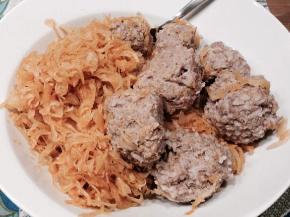 Hackfleisch-Reis-Knödel mit Sauerkraut