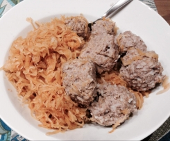 Hackfleisch-Reis-Knödel mit Sauerkraut