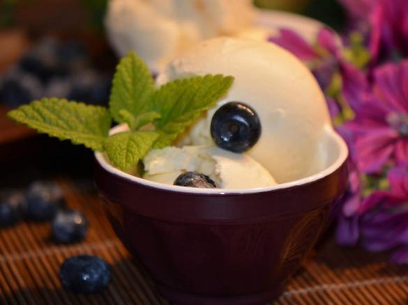 Weisses Schokoladeneis mit Frischkäse