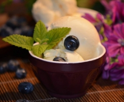 Weisses Schokoladeneis mit Frischkäse