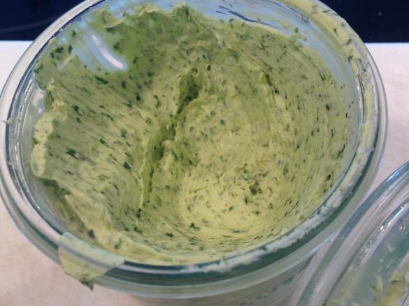 Kräuterbutter mit Knoblauch und Petersilie