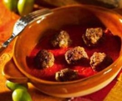 Hackbällchen in Tomaten-Oliven-Sauce