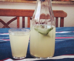 Zitronenlimonade > Lemonade<