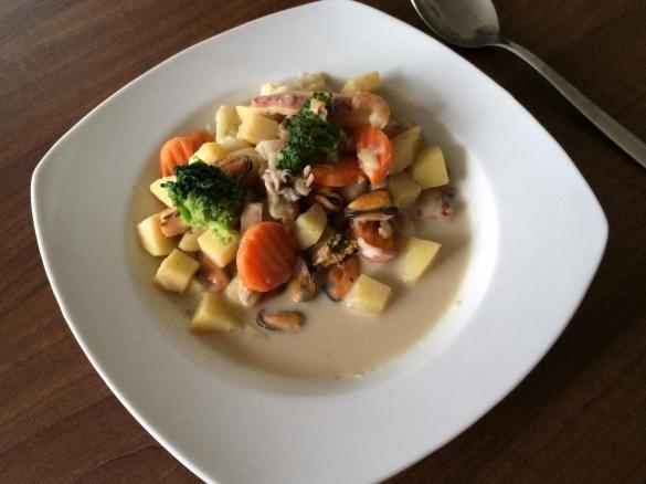 Kartoffeln mit Meeresfrüchte und Gemüsesoße 