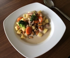 Kartoffeln mit Meeresfrüchte und Gemüsesoße 