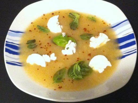 Leichte Apfelsuppe mit Ziegenkäse