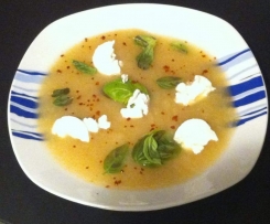 Leichte Apfelsuppe mit Ziegenkäse