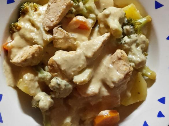 Hähnchenfleisch mit Erdnusssauce zu Kartoffeln und Broccoli-Möhren-Gemüse