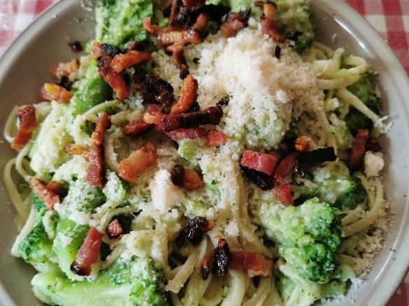 Brokkoli-Pasta mit Avocadocreme