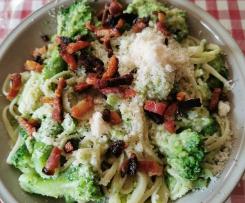 Brokkoli-Pasta mit Avocadocreme
