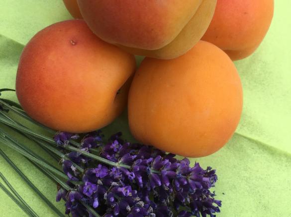 Aprikosenmarmelade mit Lavendelblüten