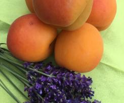 Aprikosenmarmelade mit Lavendelblüten