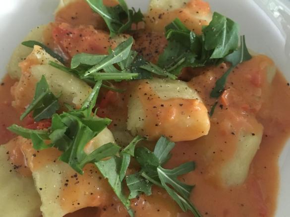Gnocchi auf Tomaten-Rucola-Sauce