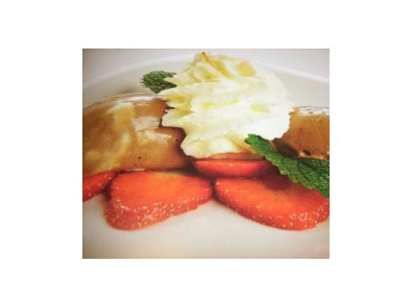 Tobleronemousse mit marinierten Erdbeeren von Kitzbühel