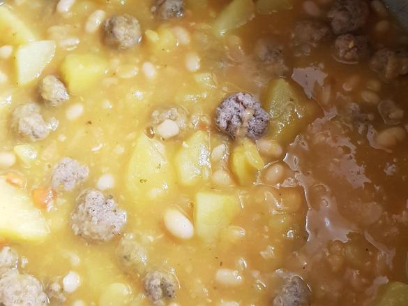 Weisse Bohnensuppe aus getrockneten Bohnen