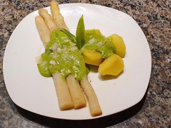 Leichte Bärlauch Hollandaise mit Spargel und Kartoffeln