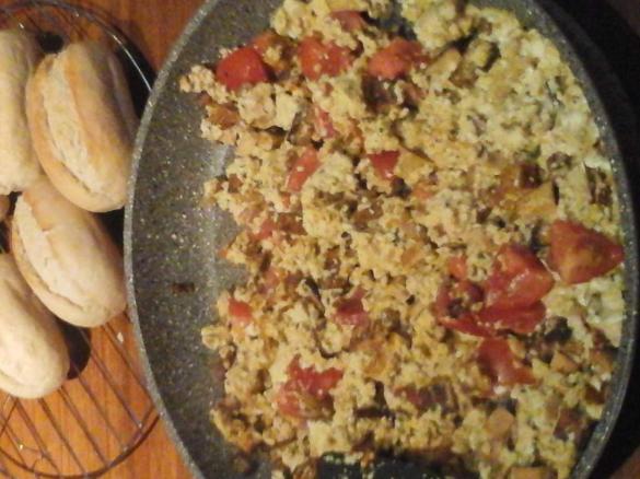 vegan Rührtofu mit Tomate