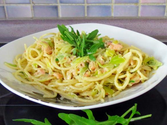 Spaghetti mit Räucherlachs und Lauch