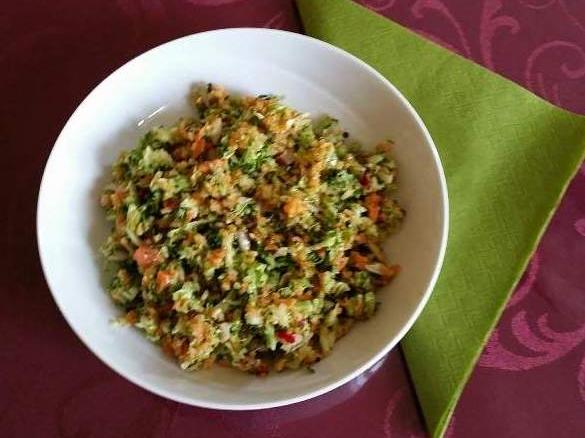 Variation von Brokkolisalat mit Karotten