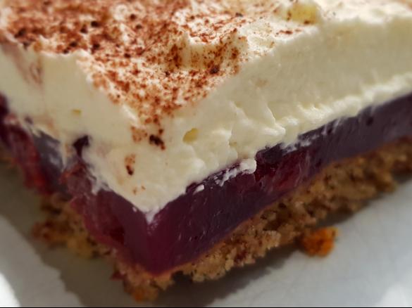 Gewitterkuchen vom Blech (Nuss-Kirsch-Kuchen mit Sahnehaube)