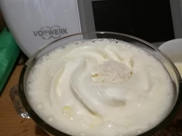 Kalorienbombastische weiße Schokomilch mit Raffaello