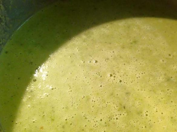 Spargelcremesuppe aus grünem Spargel