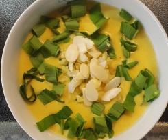 Kartoffeln-Möhren-Käse-Suppe mit Nüssen und Bärlauch