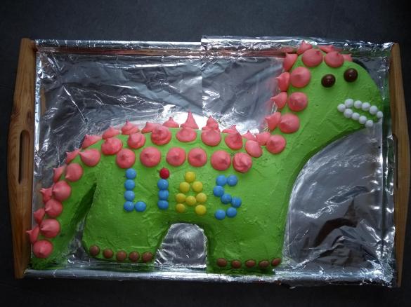 Schnelle Motivtorte Dinosaurier - Schokoladen-Nusskuchen RuckZuck