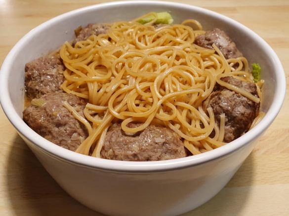 Chinese-One-Pot: Würzige Hackbällchen auf Chinakohl