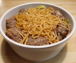 Chinese-One-Pot: Würzige Hackbällchen auf Chinakohl