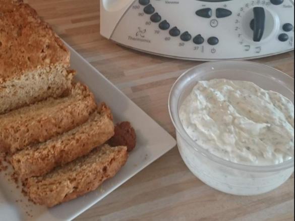 Bierbrot mit Knoblauch-Dip