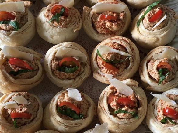 Mediterran gefüllte Blätterteigpastetchen