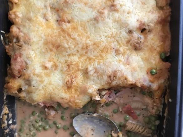 Nudelauflauf mit gekochtem Schinken und Erbsen