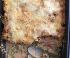 Nudelauflauf mit gekochtem Schinken und Erbsen