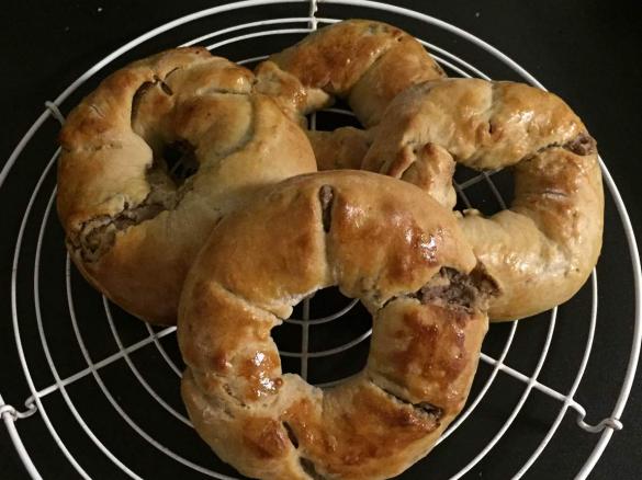 Kleine Hefekränze mit Nuss-Zimt-Füllung