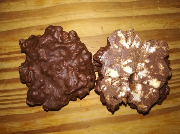 Schokolade mit Puffreis und Mandeln (Art Nippon)