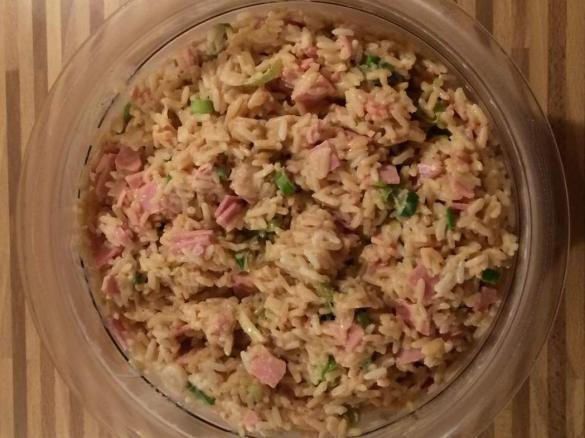 Reissalat mit Schinken und Frühlingszwiebeln