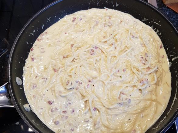 Spaghetti Nudeln mit Käsesauce